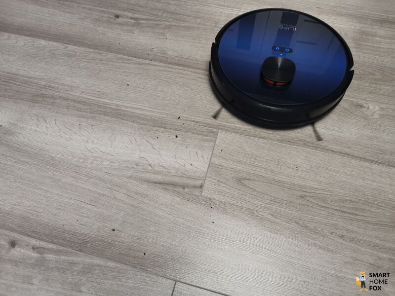 iLife T10s убирает ламинат от песка во время теста